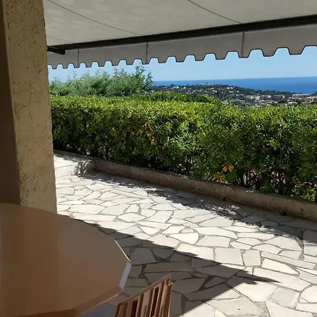 Rez De Jardin Dans Vue * 카발레르쉬르메르